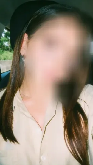 Büsra, 25