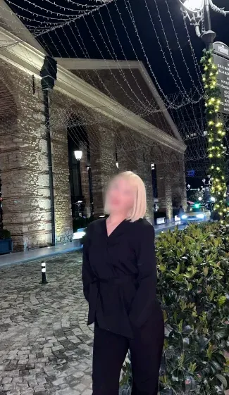 Lilly, 21